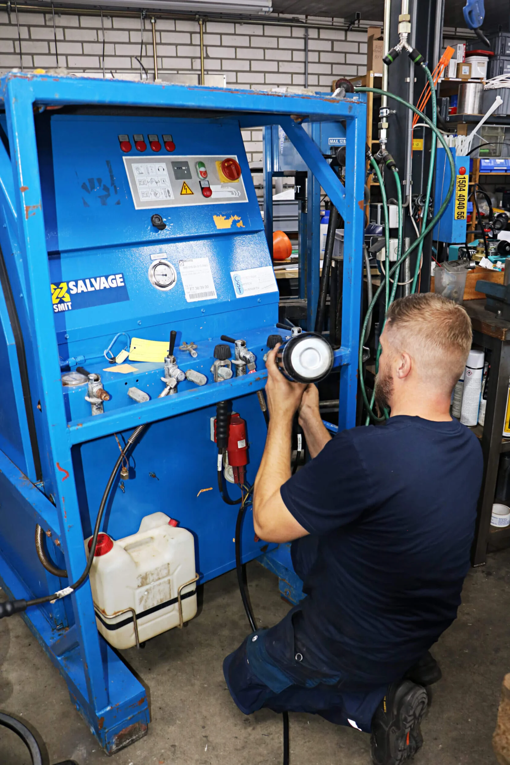 Compressor monteur Wouter in de werkplaats