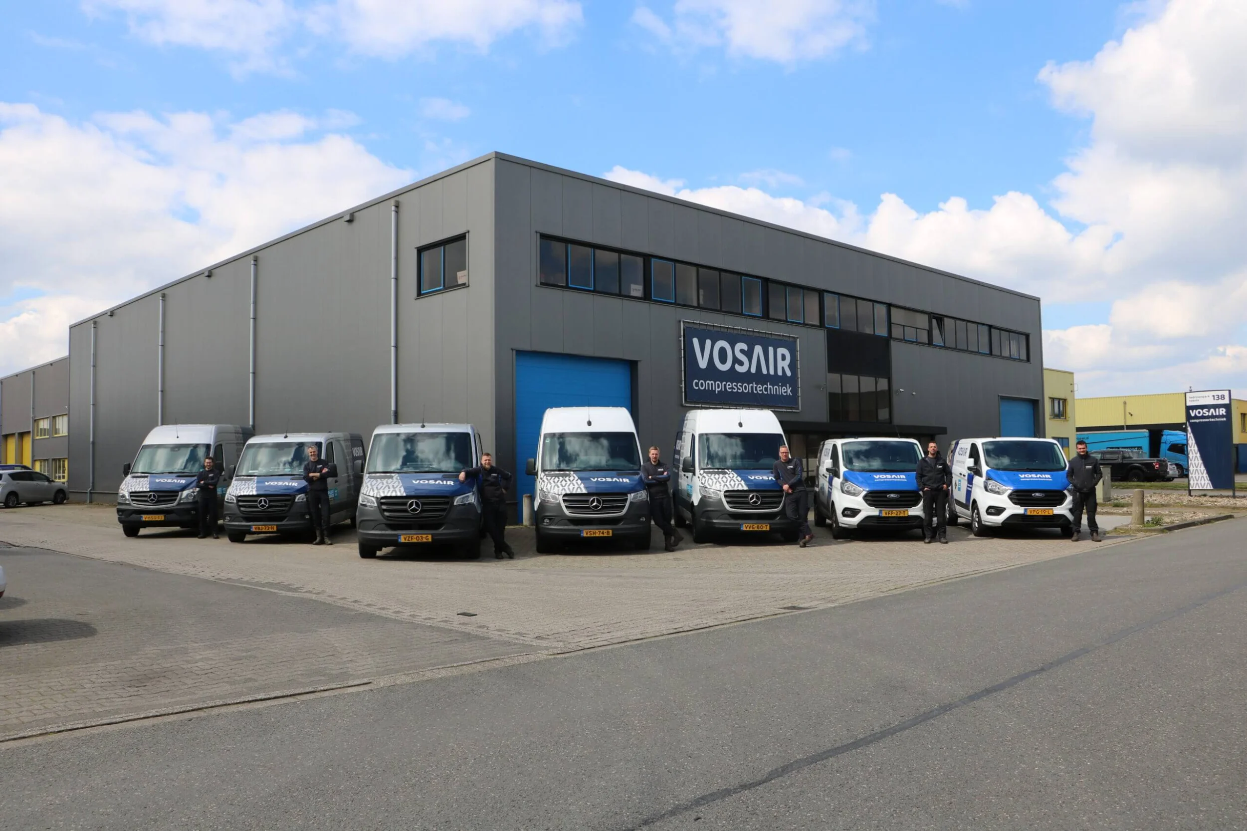 Monteurs vosair met bus - Compressoren