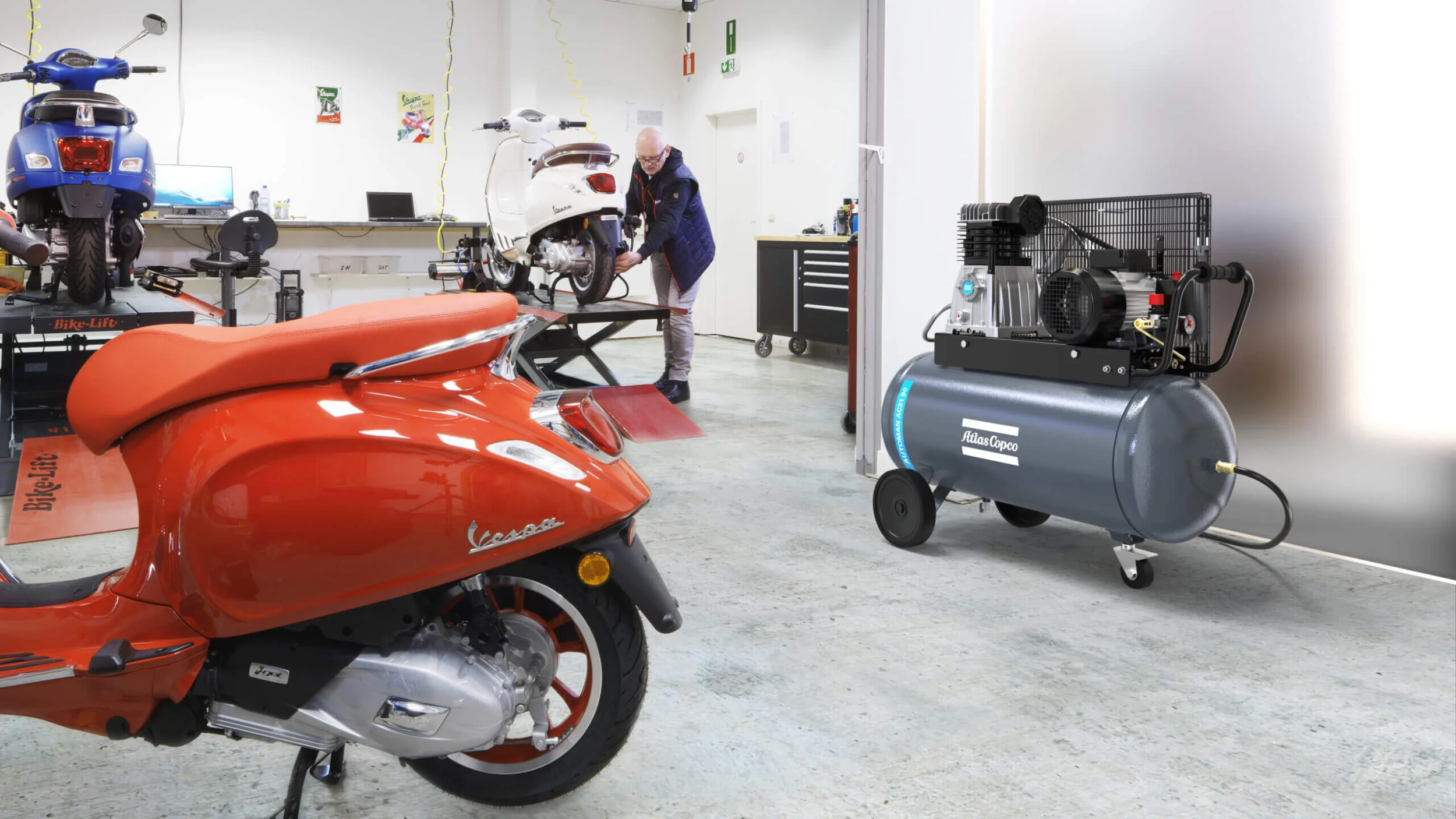 Atlas Copco Automan compressor in een scooterwinkel