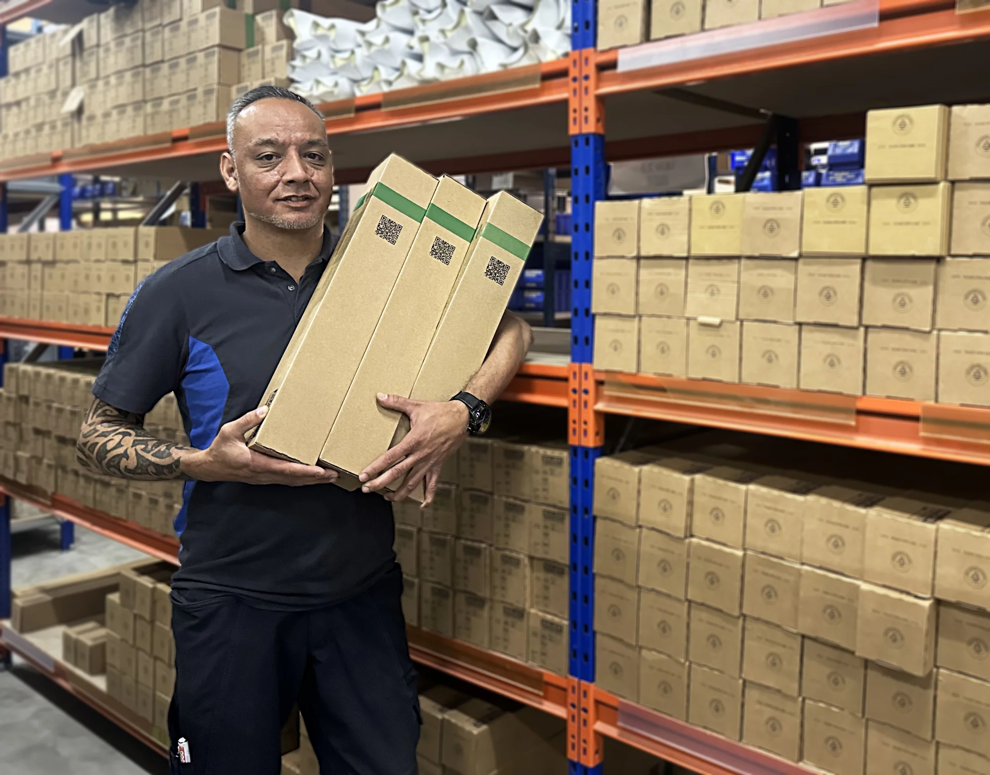 Medewerker Vosair Renaldo in het magazijn met compressor filters