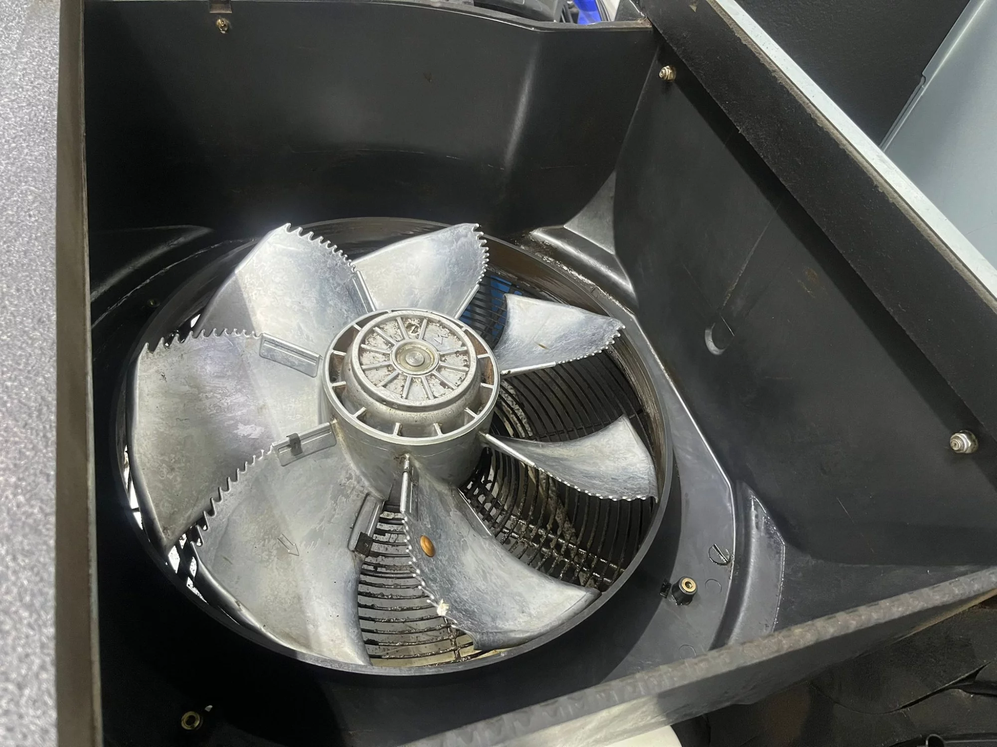 Reinigen van de koelers en ventilatoren in de compressor