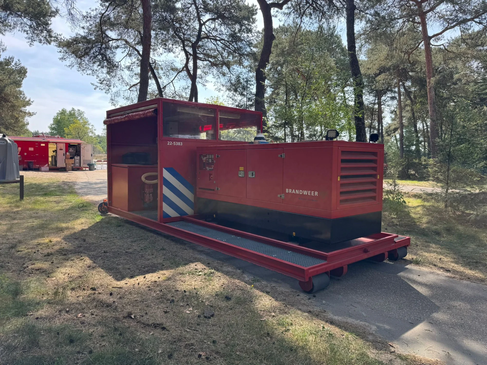 Mobiele ademluchtcontainer bij de heidebranden in Budel