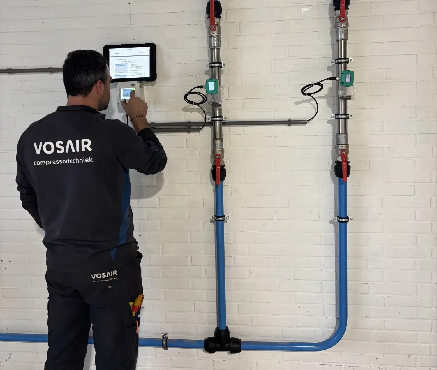 Vosair monteur aan het werk, ook voor Kaeser compressoren